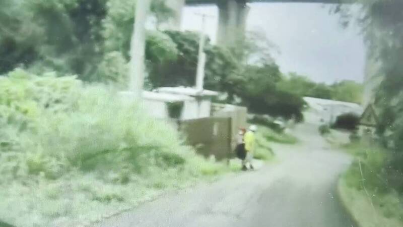 沙鹿景觀步道公廁出口設於下坡道路旁 易造成人車危險