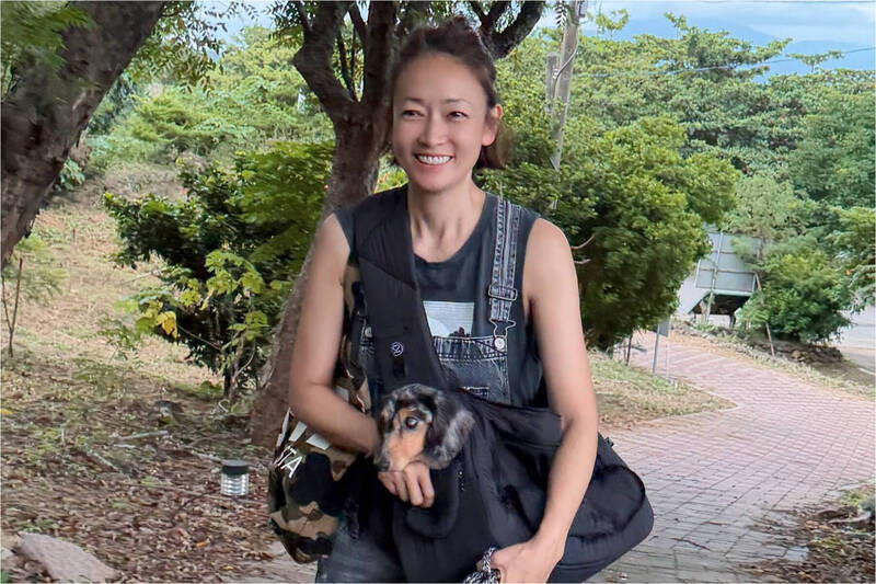 女星潘慧如因颱風「薔琵」滯留濟州島，轉機高雄返台；台東宣布颱風假引發爭議