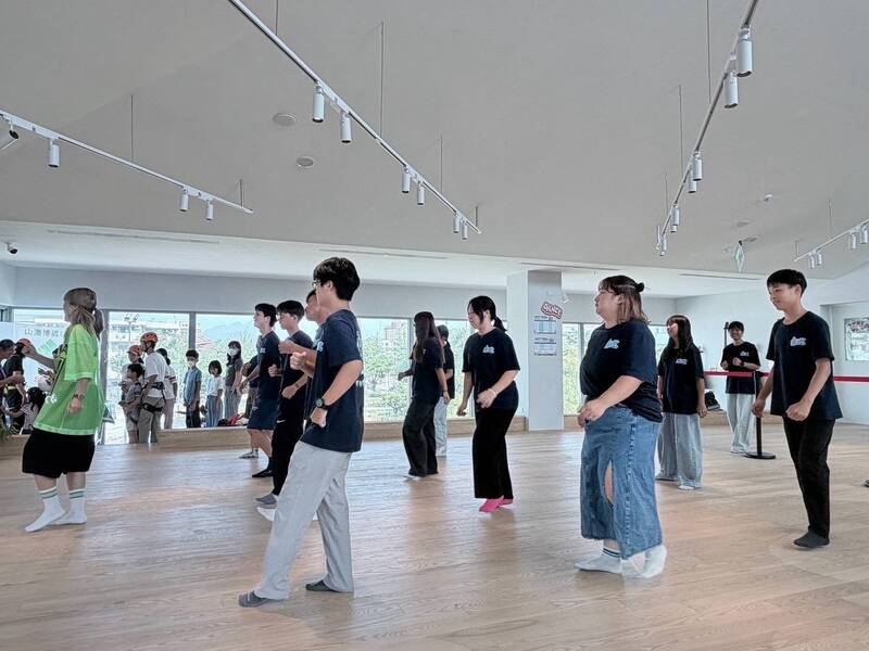 台東青少年福利服務中心啟用，金鐘獎星光熠熠，聯結車深夜起火及桃園萬聖城開城