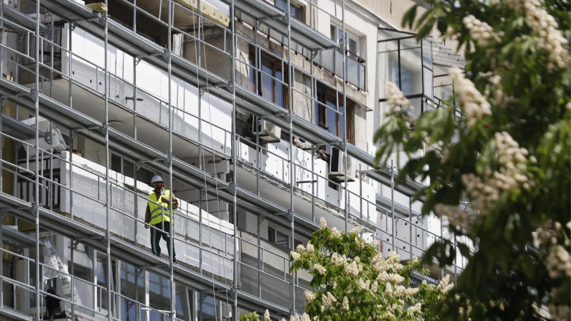 Недовършено саниране в Ловеч застрашава 117 семейства с течове и влага