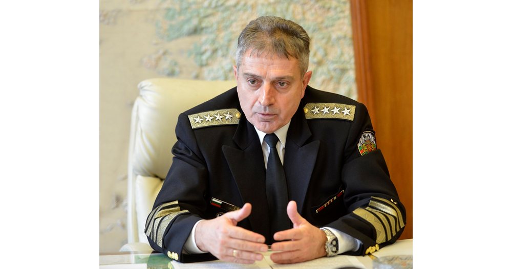 Началникът на отбраната адмирал Емил Ефтимов подаде рапорт за освобождаване от длъжност