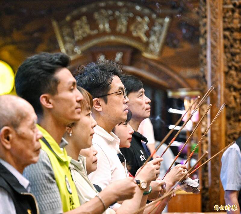 蔣萬安質疑賣鳳梨釋迦是否構成「賣台」，引發爭議