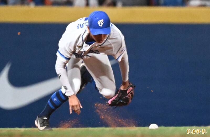 統一獅擊敗富邦悍將，勝差擴大至2.5場；深圳地產富豪陳紅天被限制消費