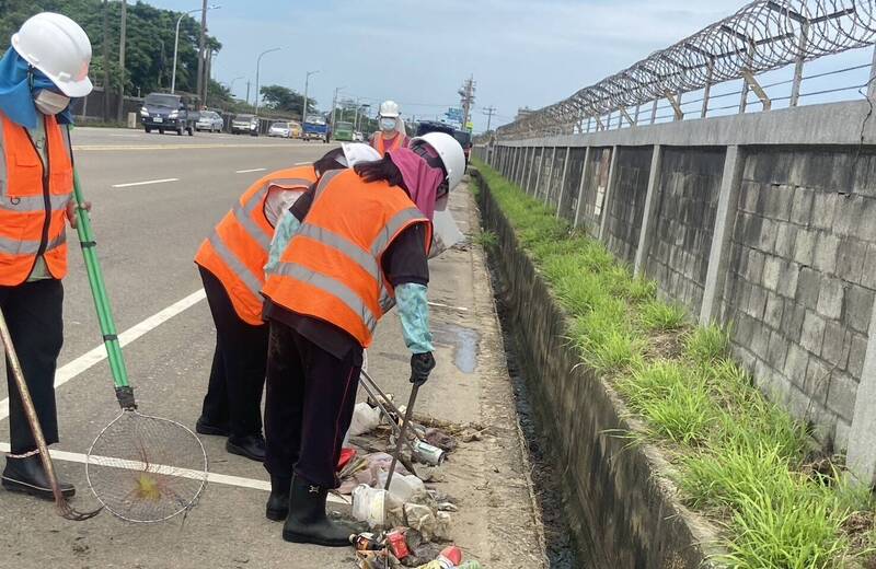 桃園市大園交流道周邊科技執法上路，取締亂丟垃圾35件
