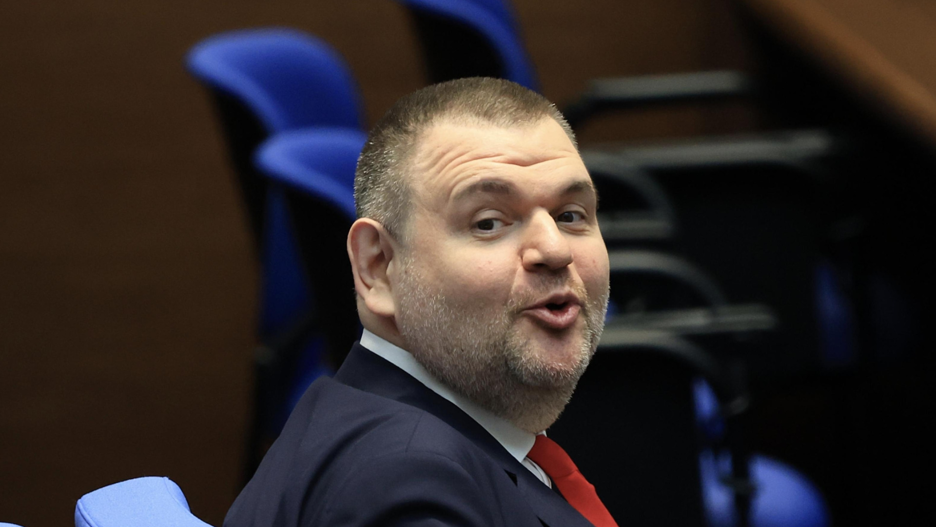 Пеевски сезира прокуратурата заради връзка, направена от Демерджиев между бомбени заплахи и полетите му