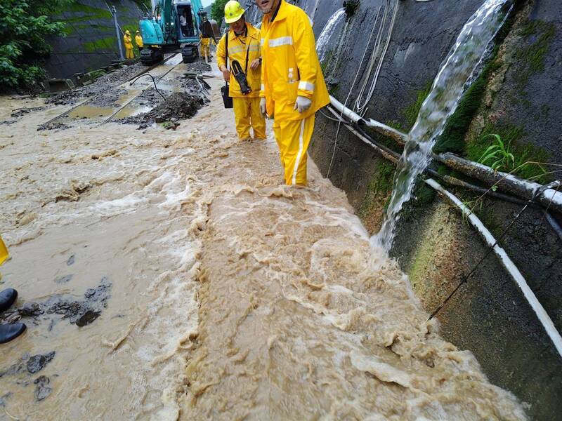 台鐵南迴線因土石流中斷，今晚前列車停駛