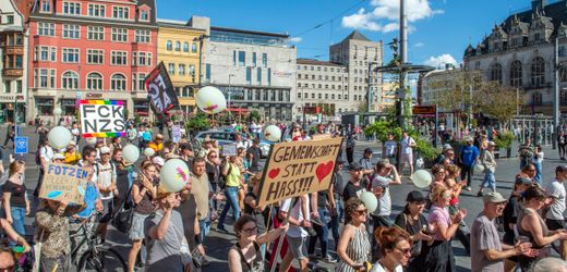 AfD hofft auf Alleinregierung in Sachsen-Anhalt, während sich zivilgesellschaftliche Kräfte mobilisieren