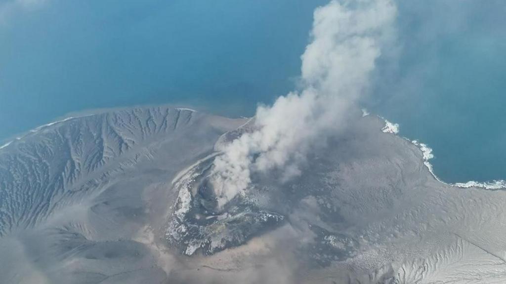 印尼喀拉喀托之子火山爆發，數十萬旅客受影響