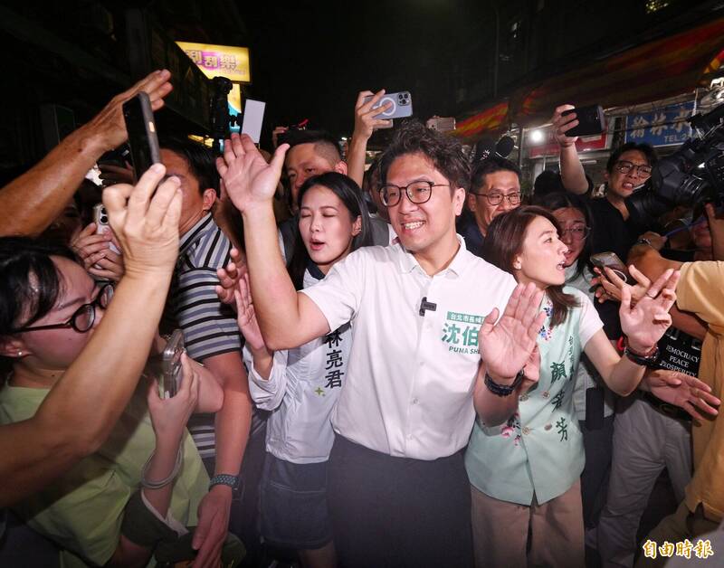 沈伯洋的競選活動因王偉忠的曝光度而提升，嘉義在野勢力尋求聯盟，國民黨議員參選人利用人工智慧輔助競選