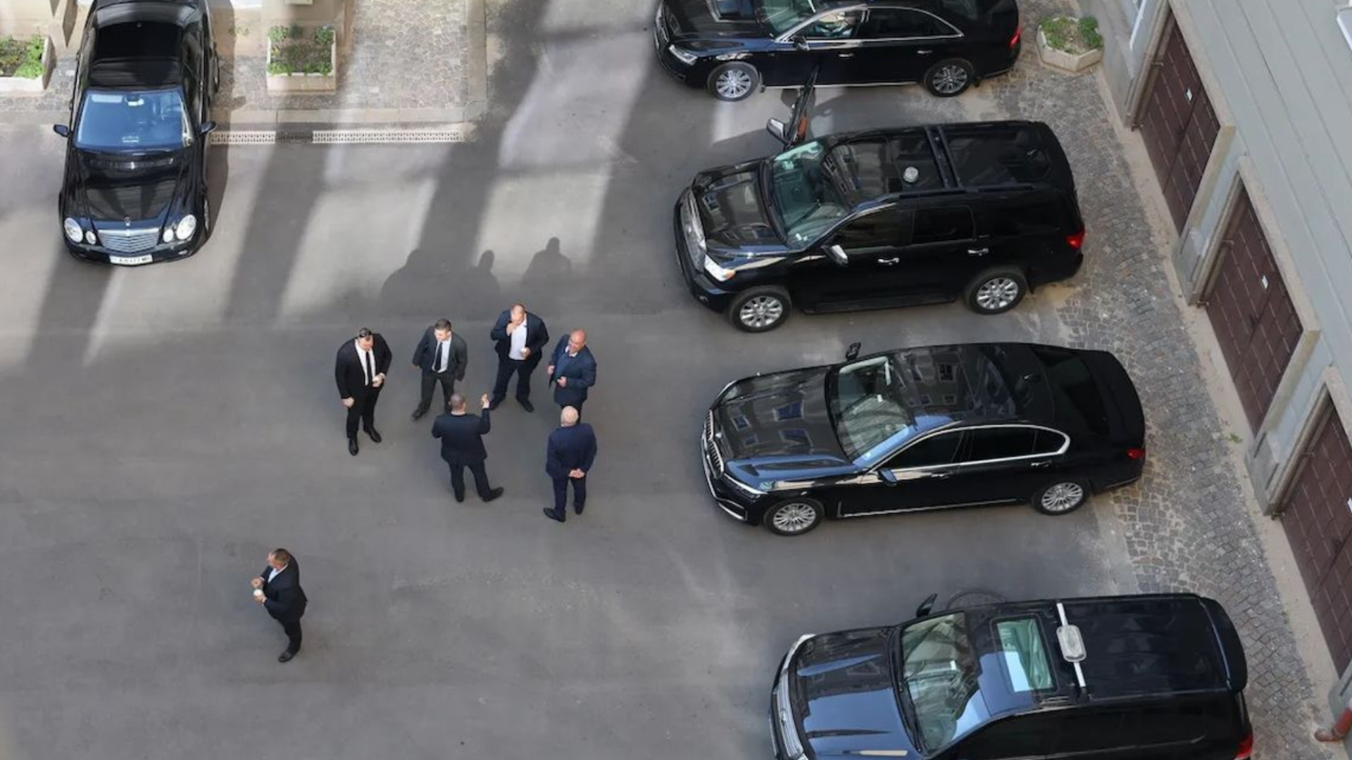 Охранител на НСО блъска журналистка от ПИК пред парламента, предизборен скандал