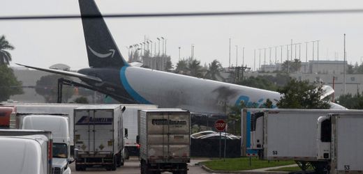 Amazon-Frachtflugzeug stürzt bei Landung in Miami ab – fünf Tote