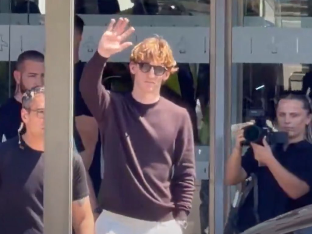 Anthony Gordon Lands in Barcelona Amidst Fan Frenzy