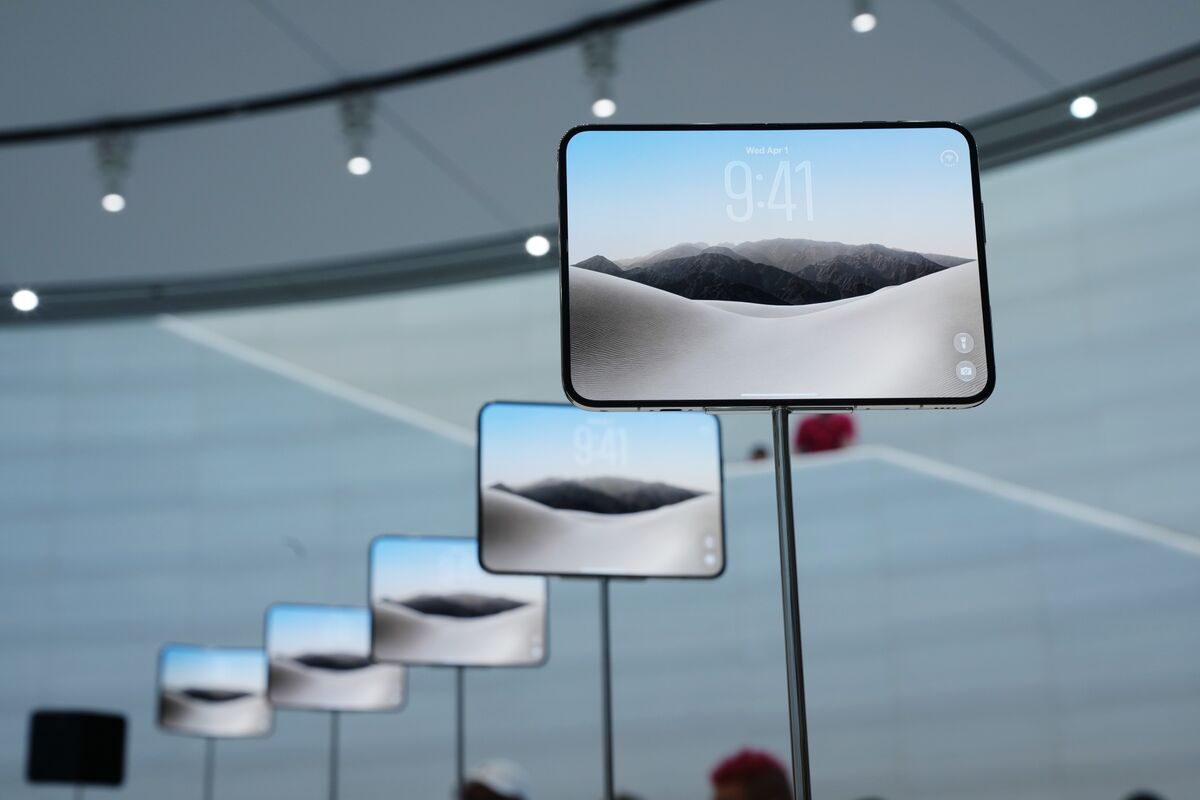 Apple Plans Foldable iPhones, Retail Overhaul