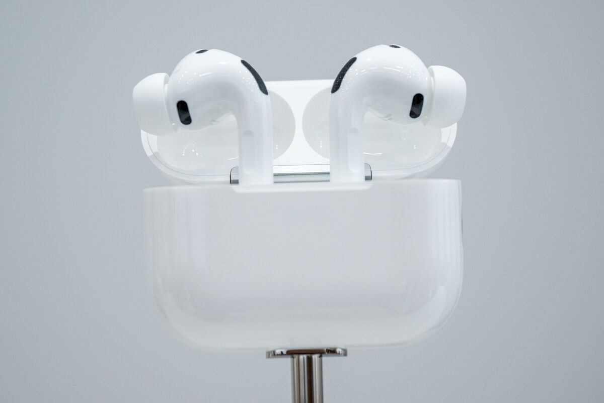 Apple’s AI AirPods with Cameras Still Targeting 2027 Launch
