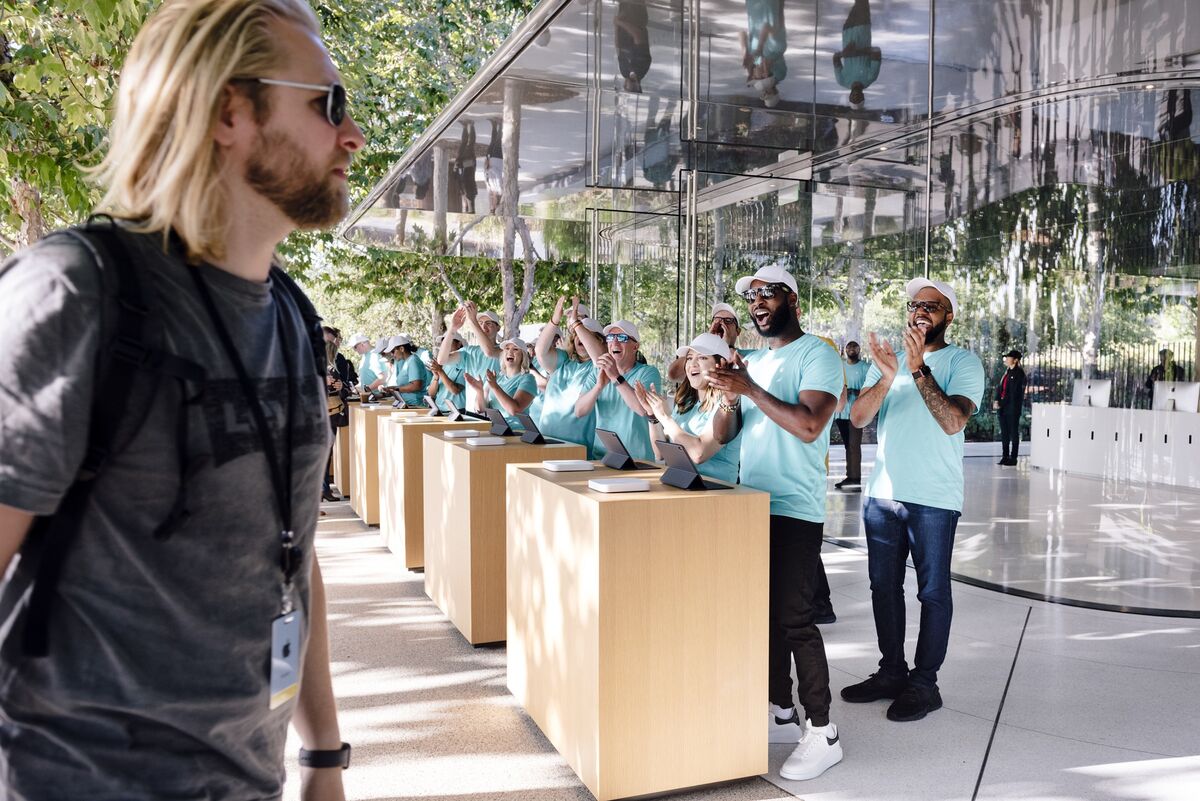 Apple ще проведе лотария за служители преди представянето на iPhone