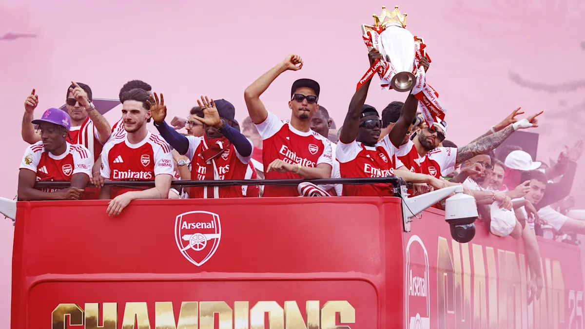 Arsenal-Fans feiern Siegesparade zum Premier League Titel