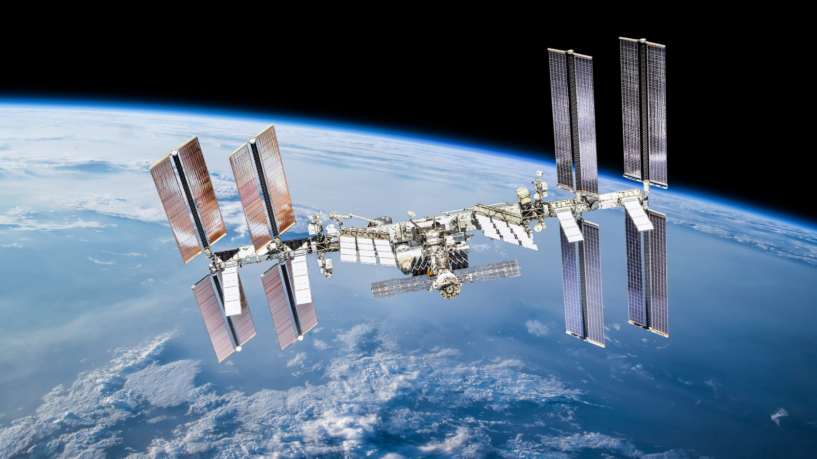 Astronauts Shelter in SpaceX Dragon Capsule Aboard International Space Station Due to Air Leak