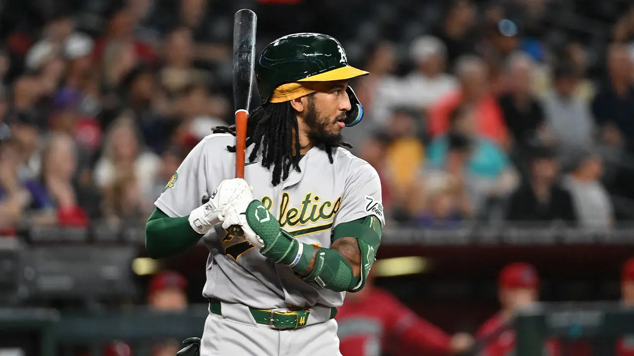 Novato de Athletics lesionado tras bola fuera de juego