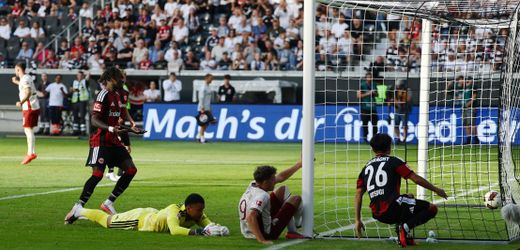 Augsburg übernimmt Tabellenführung nach 4:1-Sieg gegen Frankfurt