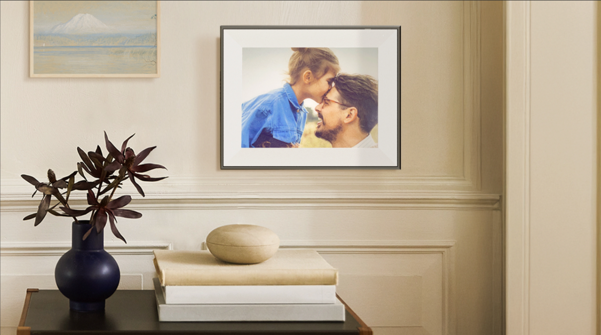 Aura Launches E-Ink Photo Frame with Non-Digital Aesthetic