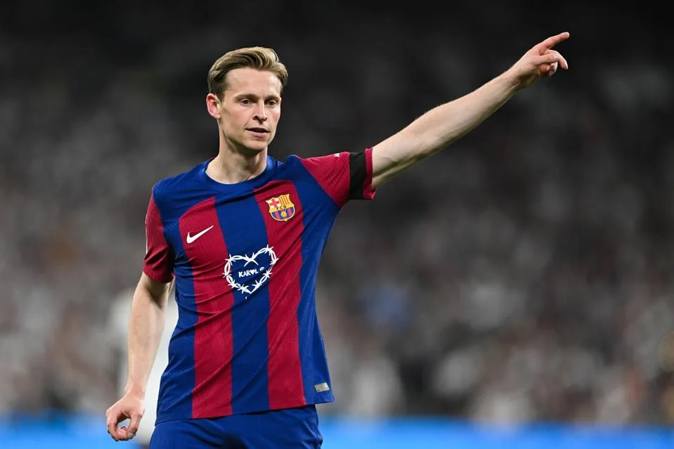 Barcelona Considers Replacement for Injured Midfielder De Jong