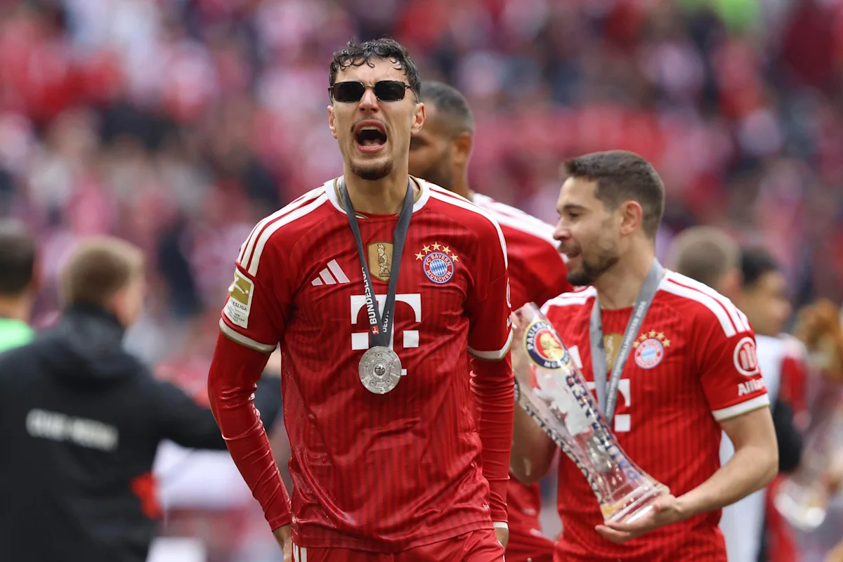 Bayern Münchens Mittelfeldspieler Aleksander Pavlović drückt Stolz aus