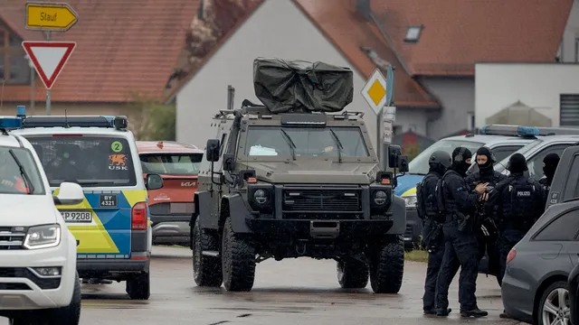 Behördenmitarbeiter bei Waffenkontrolle erschossen, Polizei umstellt Wohnhaus