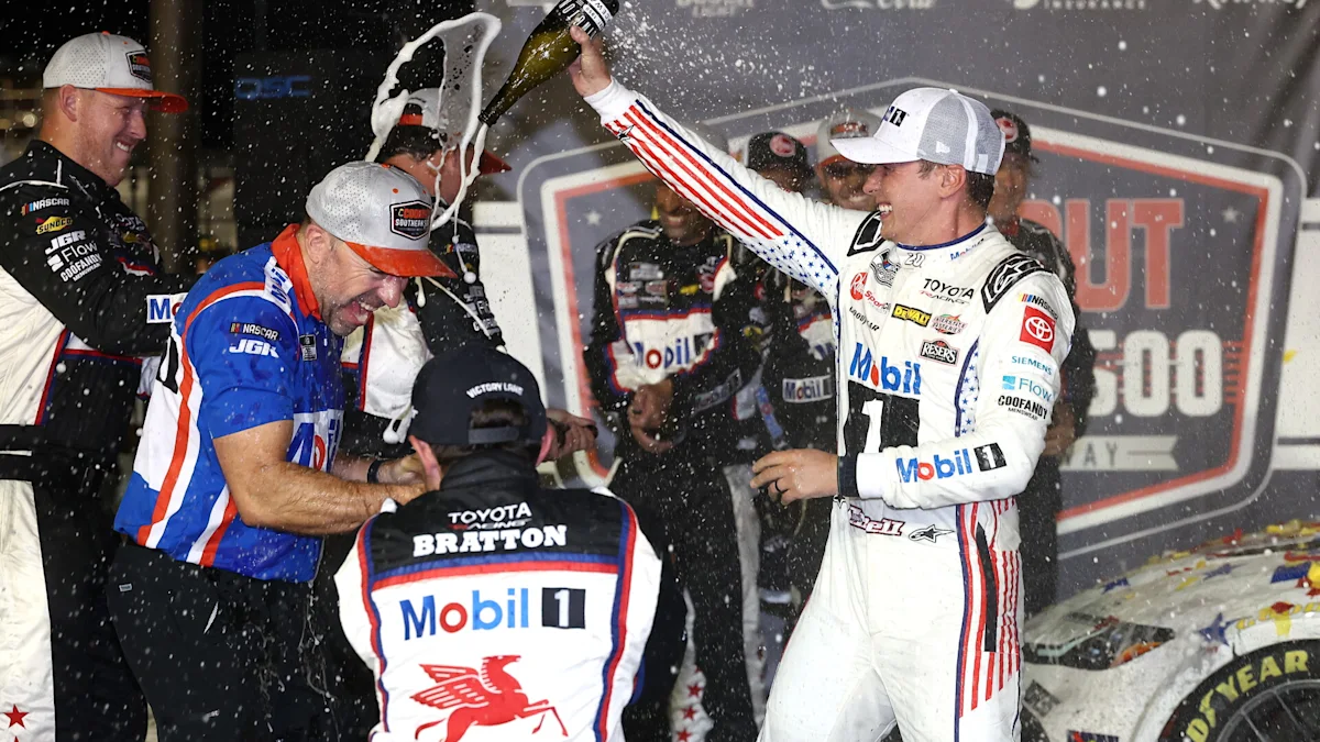 Bell Gewinnt Southern 500, JGR Dominiert NASCAR Playoff-Auftakt