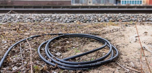 Beschädigte Kabel beeinträchtigen Zugverkehr und Internet in Backnang – Staatsschutz ermittelt