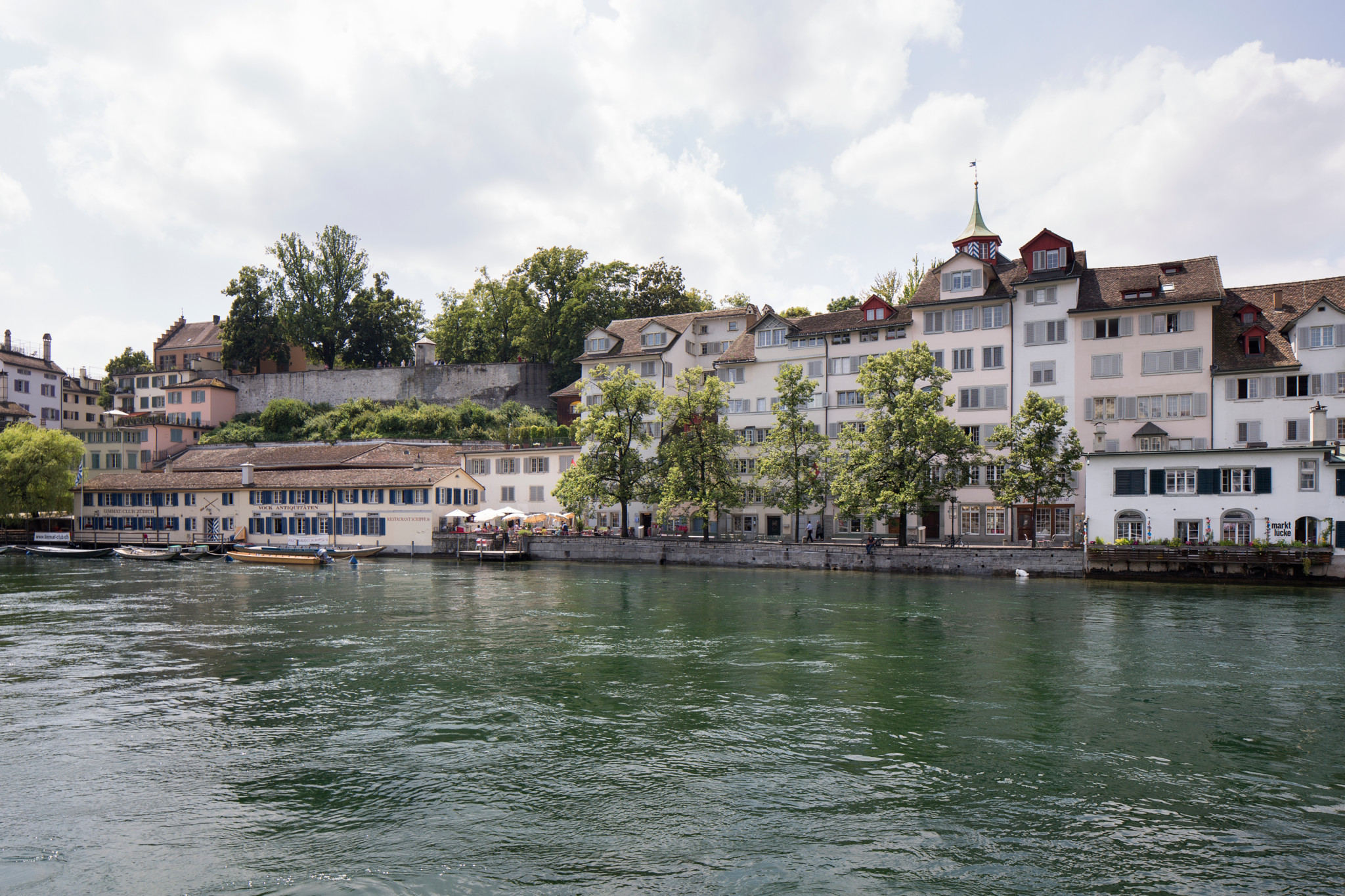 Besetzung des Lindenhofs in Zürich: Aktivisten fordern Solidarität, Polizei sperrt Zugänge