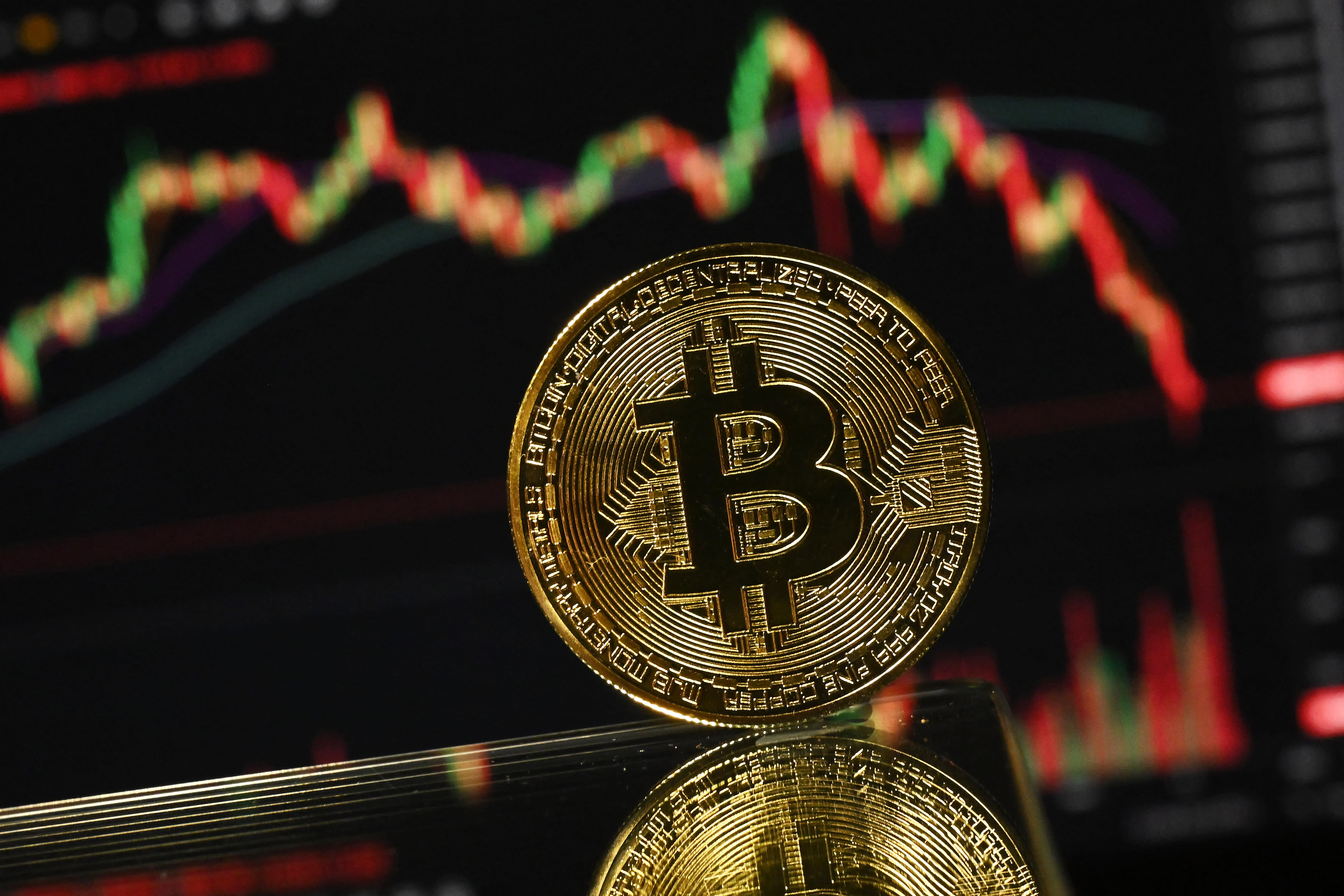 Bitcoin Drops Below $60,000, Reaching Its Lowest Level Since Late 2024