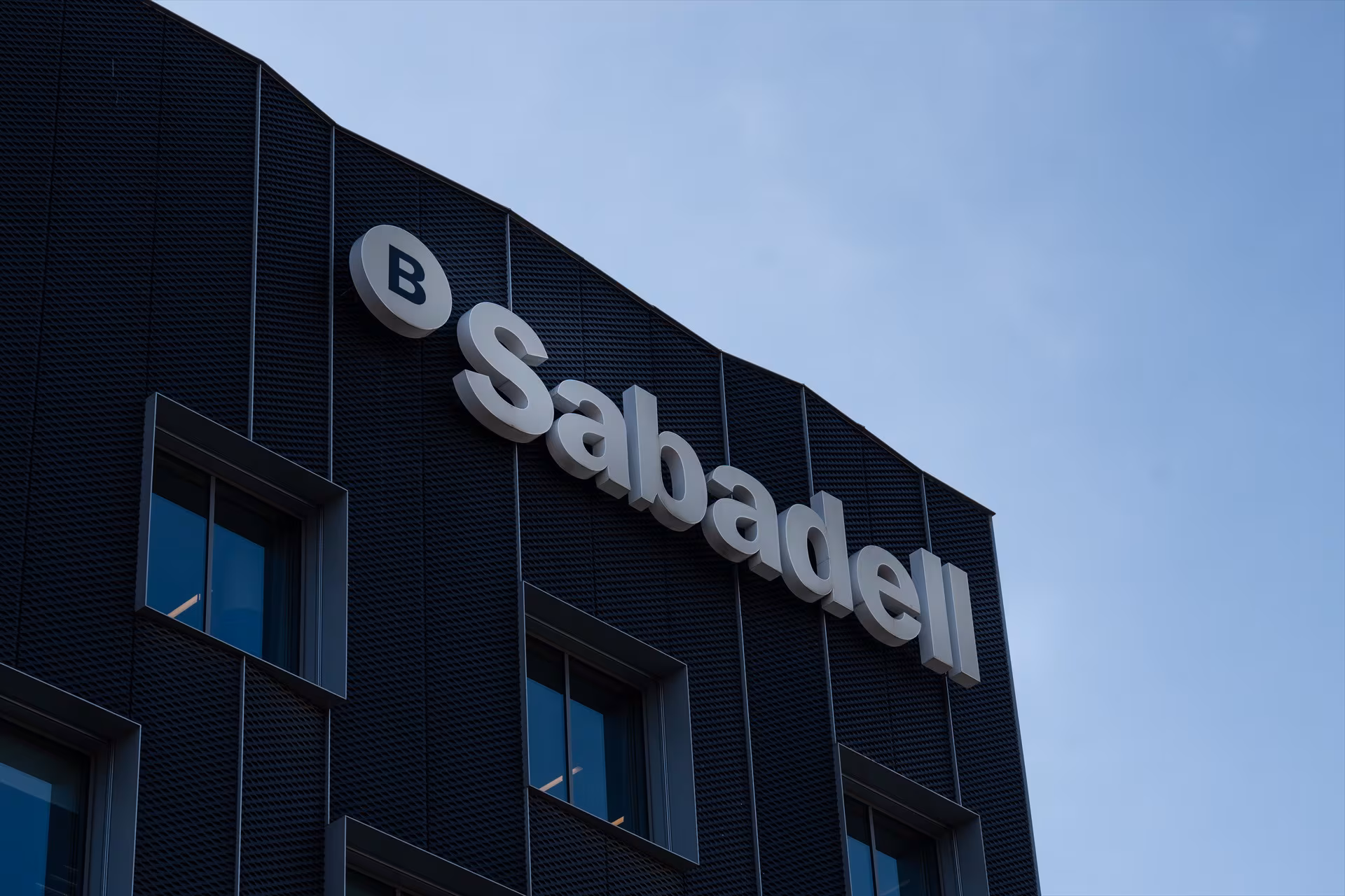 BPCE adquiere un 7% de Banco Sabadell por 1.200 millones de euros