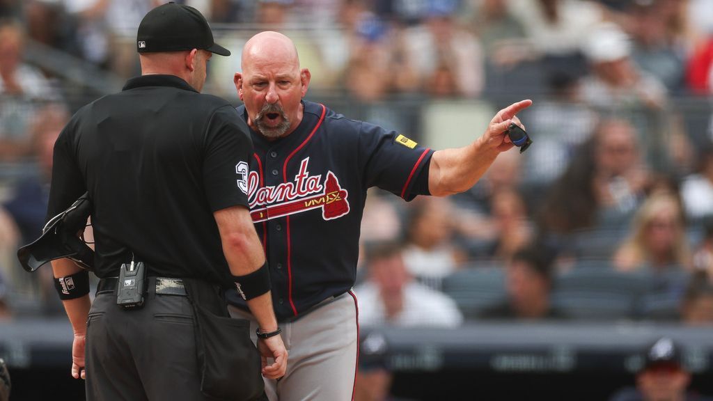 Мениджърът на Braves изгонен след спор за нарушение „balk“
