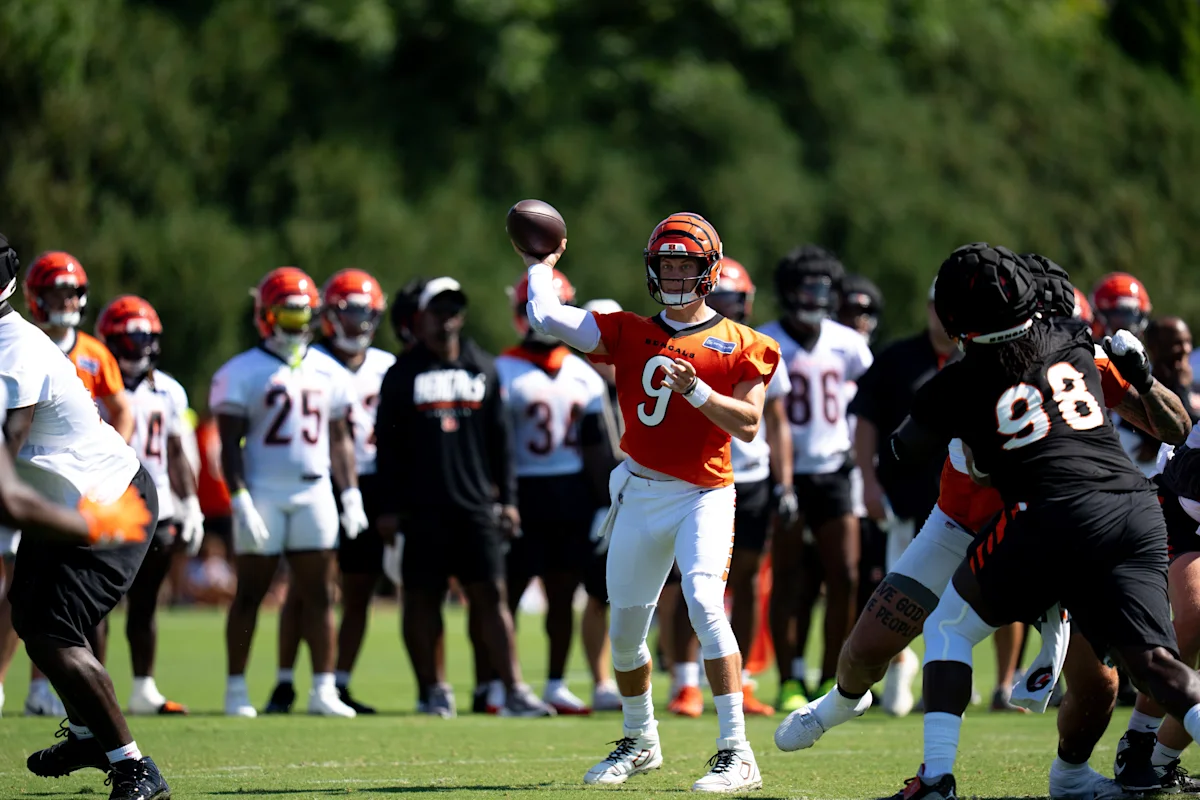 Jugador Destacado Emergiendo en el Campo de Entrenamiento de los Bengals