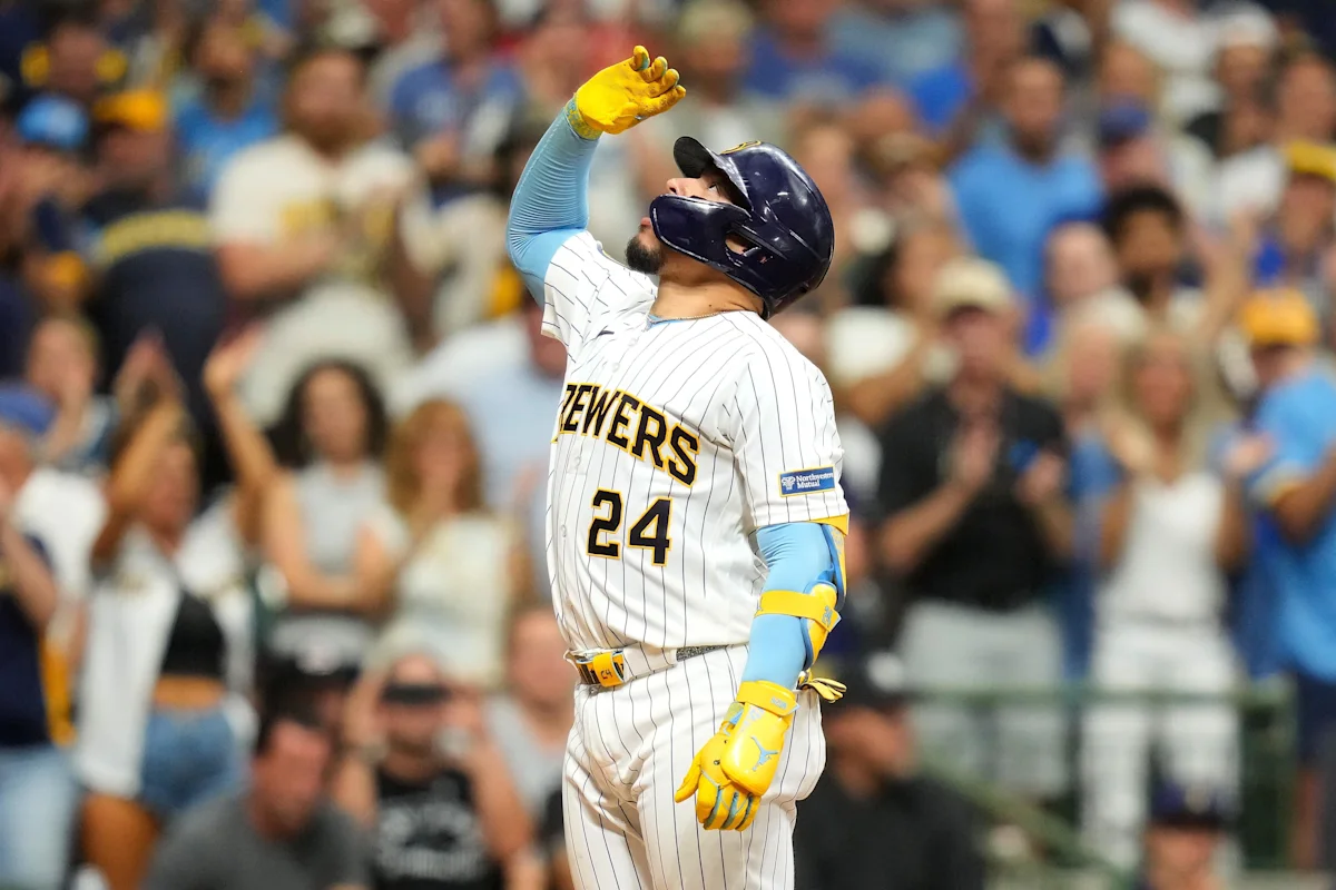 Brewers Defeat Reds 13-9 in High-Scoring Match