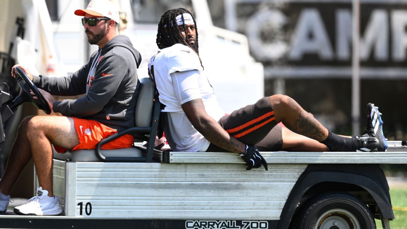 Browns' Defensive End Wright Out for Season