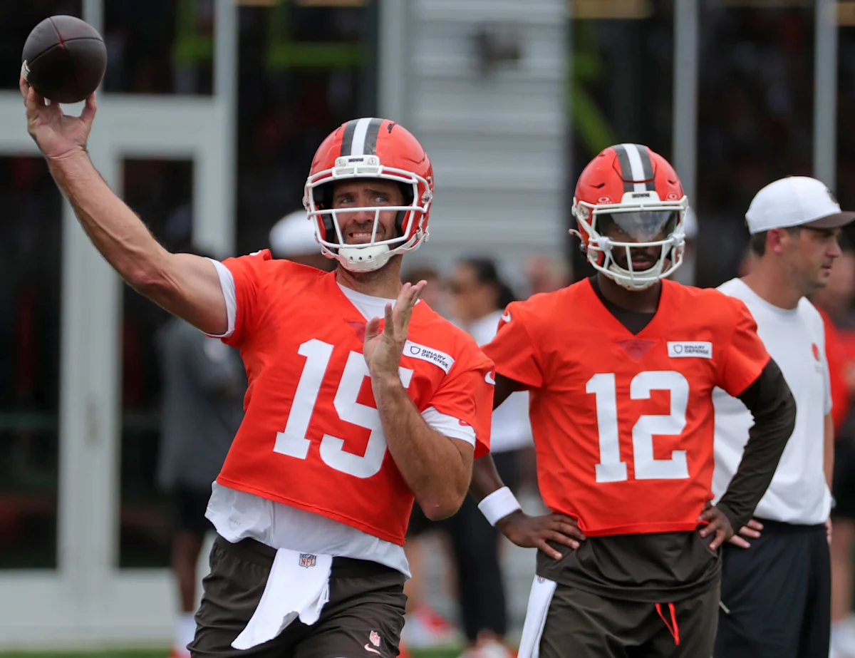 Los Browns se enfrentan a una decisión sobre el quarterback mientras se acercan los recortes de plantilla