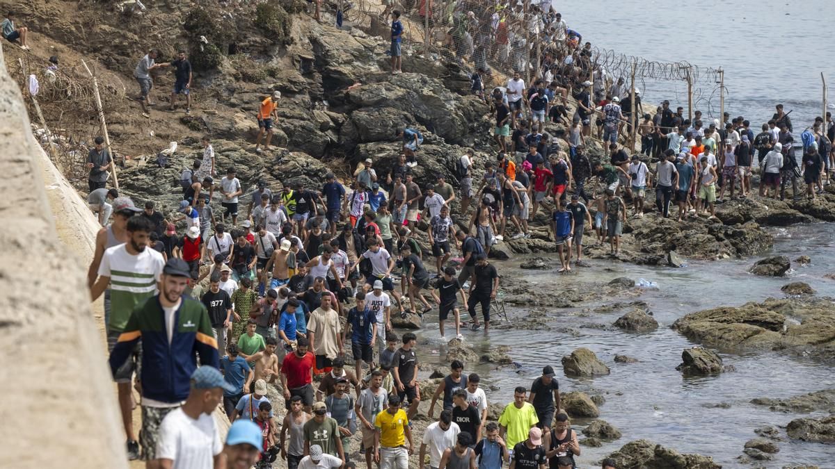 Cerca de 70.000 Migrantes Entraron en Ceuta sin Control Marroquí, Según Testimonios