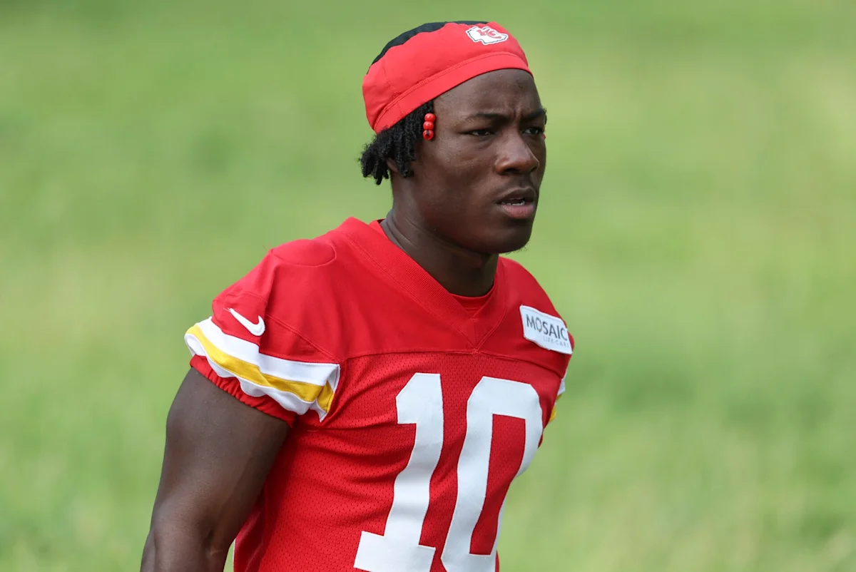 Emmett Johnson de los Chiefs Recibe Golpe en el Entrenamiento