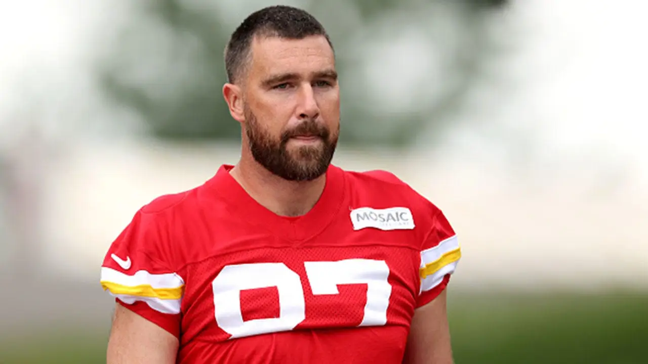 Chiefs’ Reid Verteidigt Kelce Angesichts von ‘Dad Bod’-Bedenken
