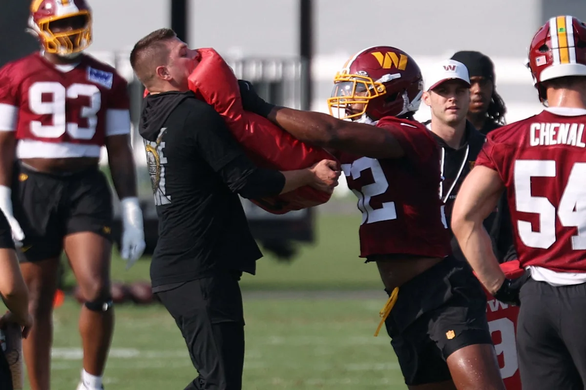 Commanders' Quinn Offers Advice to Rookie Linebacker Styles