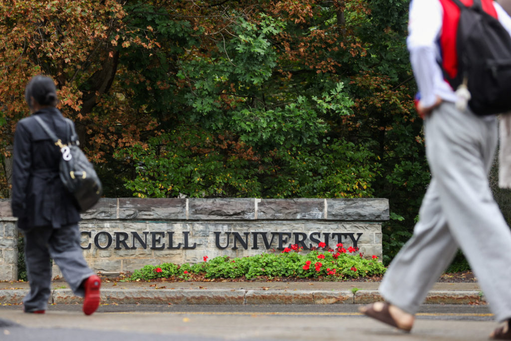 La respuesta del presidente de Cornell a la acusación de agresión sexual genera críticas