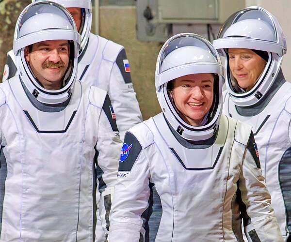 Astronautas y cosmonautas de la misión Crew-12 regresan a la Tierra tras ocho meses en el espacio