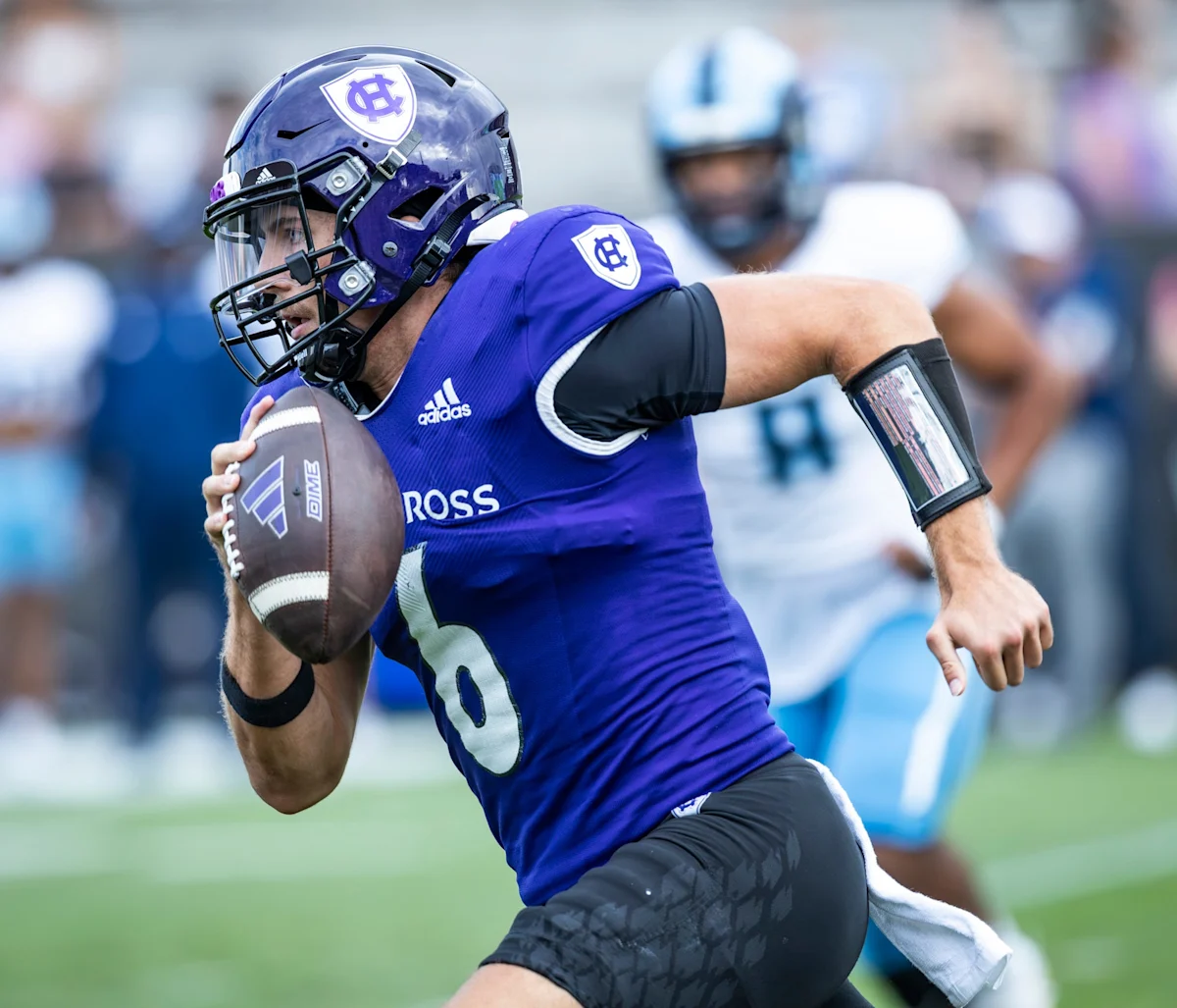 La Batalla por el Quarterback de los Crusaders se Reduce a Dos