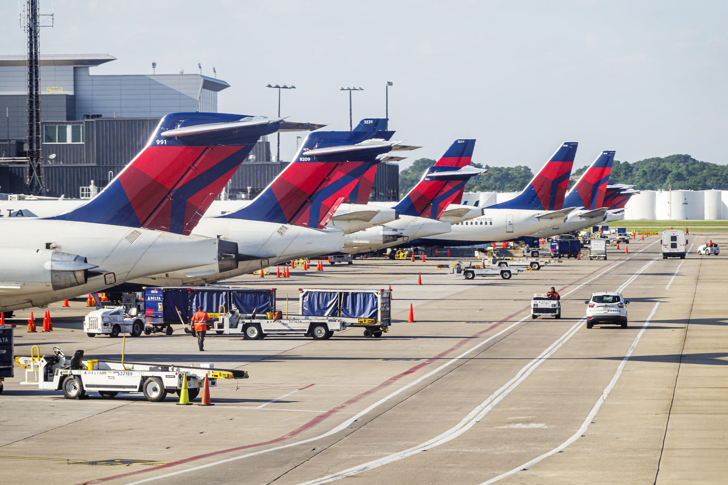 Delta-Passagiere über Rutsche evakuiert nach Notlandung in Atlanta