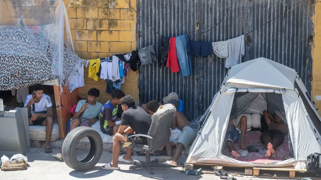 Demonstranten legen Feuer in Migrantenlager in Ceuta, während Tausende weiterhin ausharren