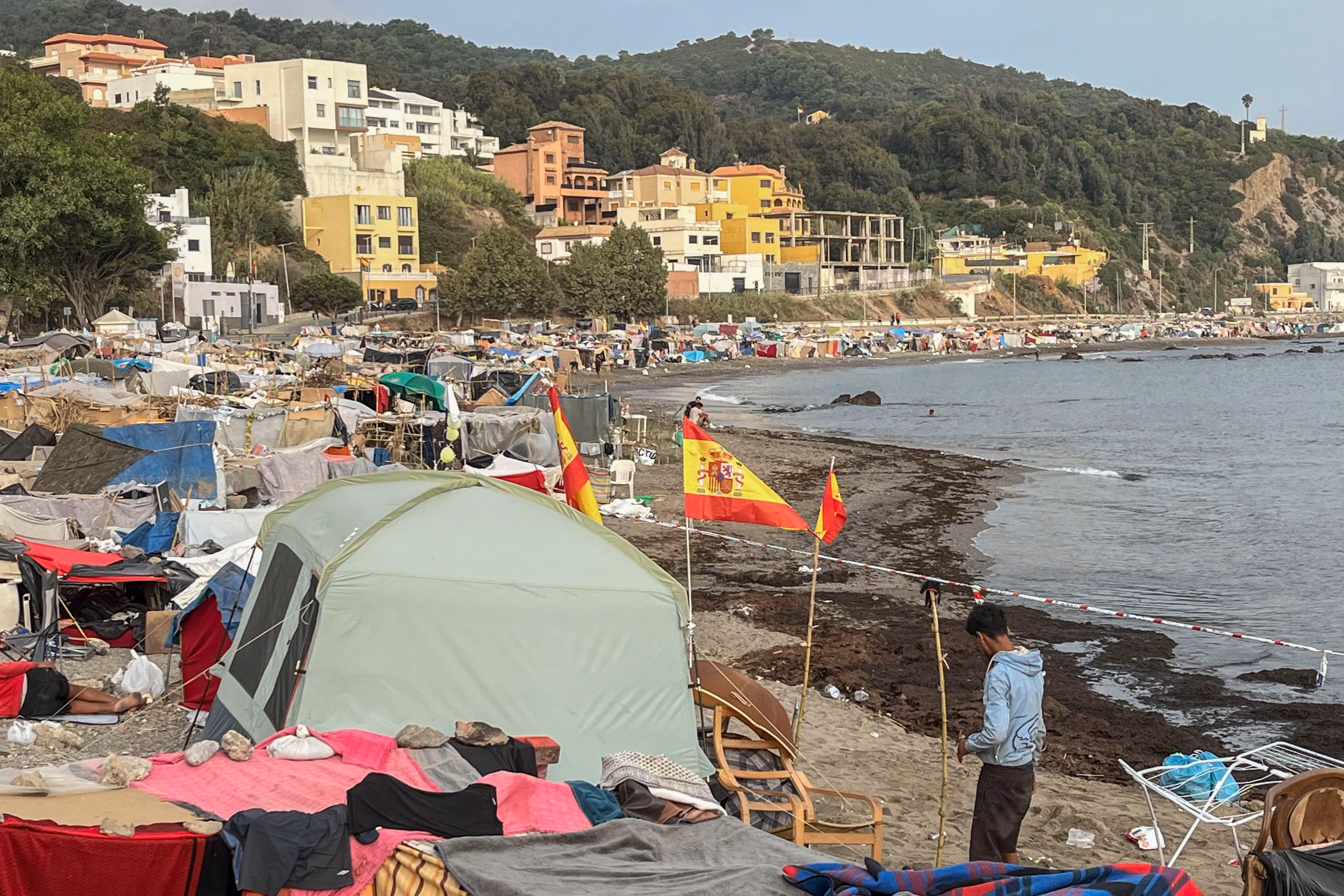 Detenidos 21 inmigrantes tras apedrear a militares y guardias civiles en Ceuta