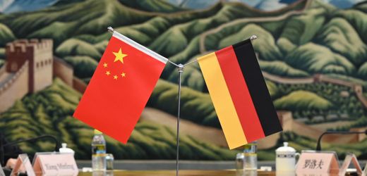 Deutsche Unternehmen erhöhen Investitionen in China trotz politischer Risiken, reduzieren aber US-Engagement