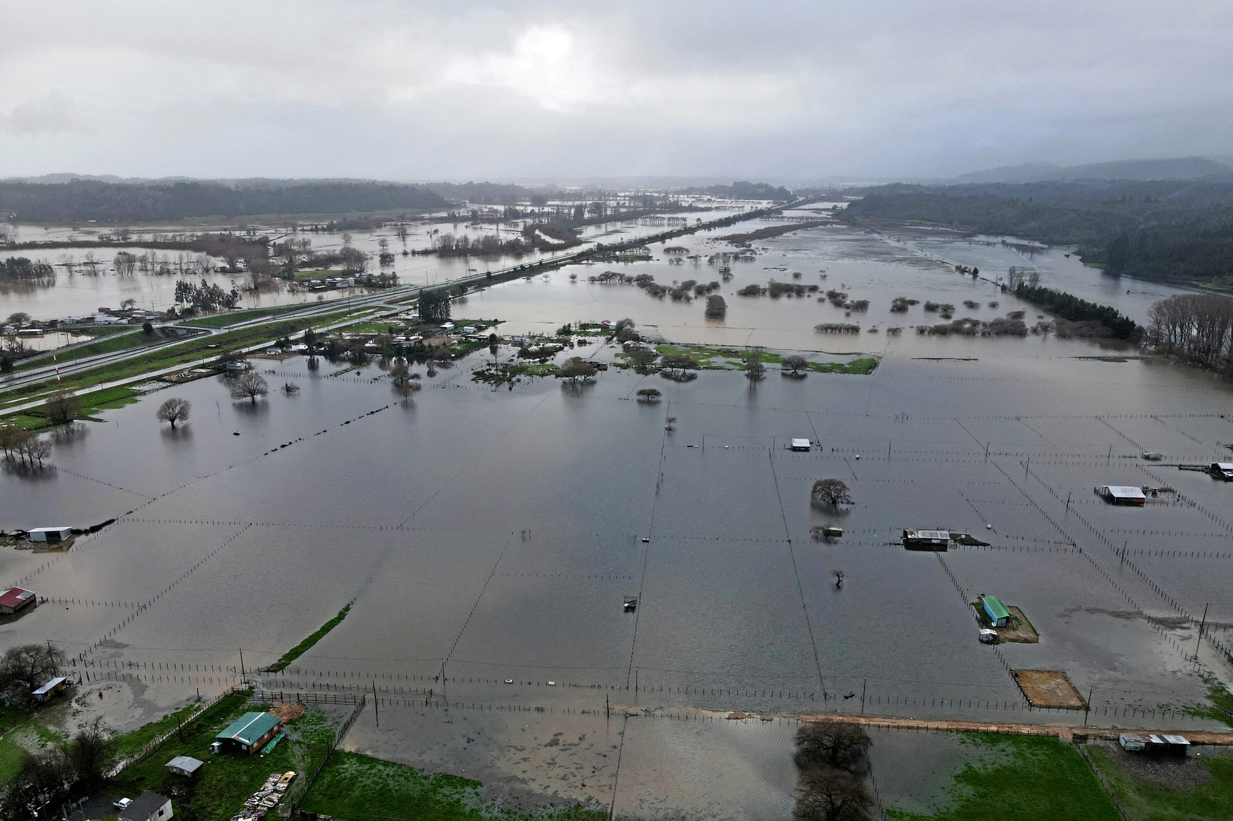 Deutsche Unternehmen zögern bei Investitionen in den Klimaschutz, während Klimakosten steigen