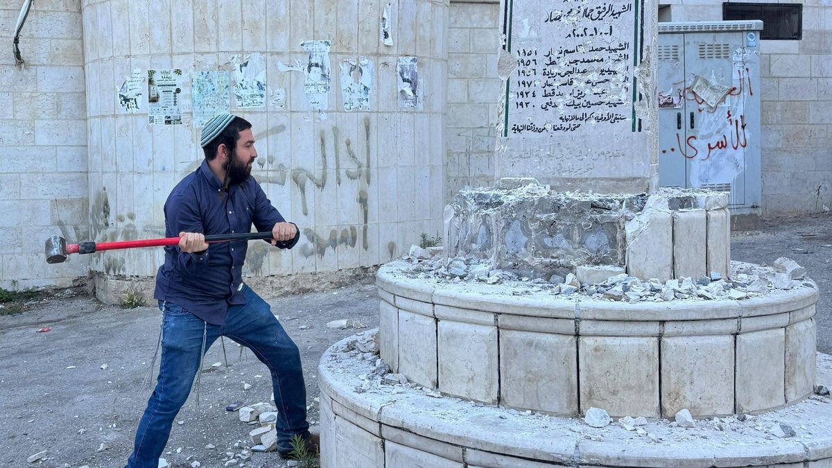 Diputado israelí destrozó monumento palestino en Cisjordania bajo protección militar